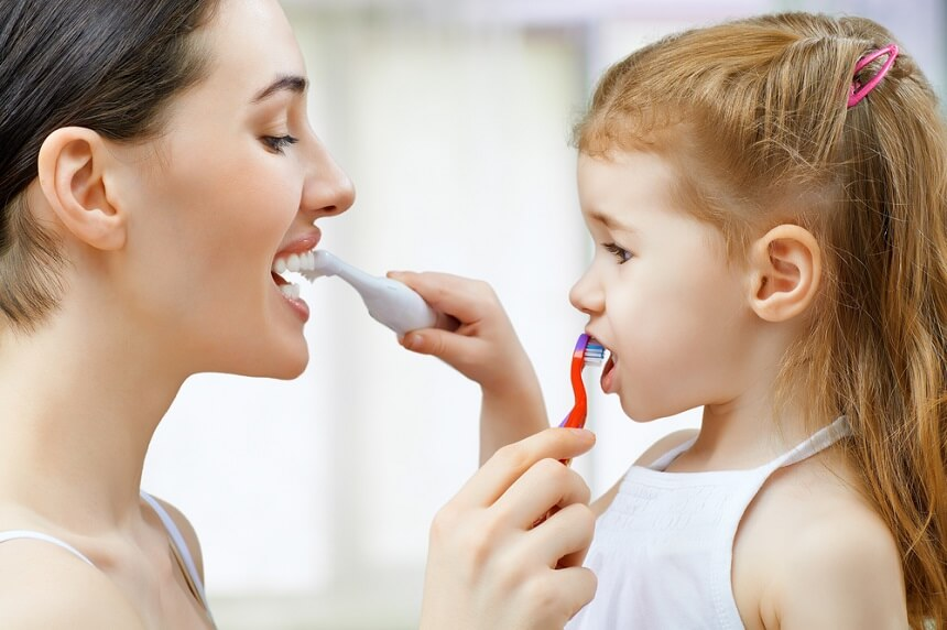 Как безболезненно научить ребенка чистить зубы